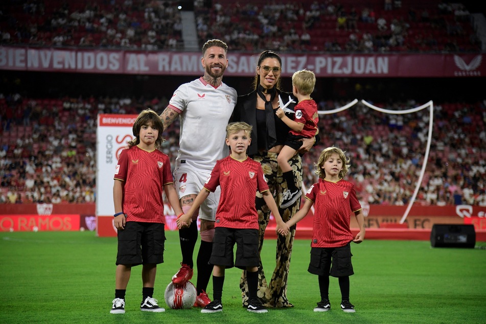 Sergio Ramos (37) mit seiner Frau Pilar Rubio (45) und den vier gemeinsamen Kindern bei seiner Vorstellung beim FC Sevilla.