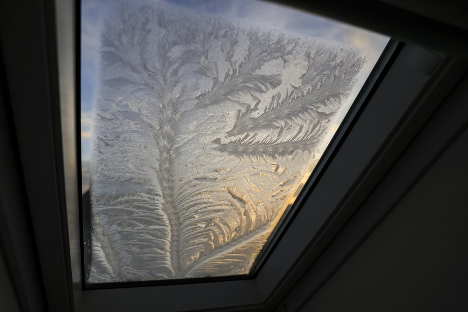 Bereits im Laufe der Woche wurde es vielerorts frostig. In Leipzig bildeten sich am Dienstagmorgen diese grazilen Eisblumen an einem Dachfenster. (Archiv)