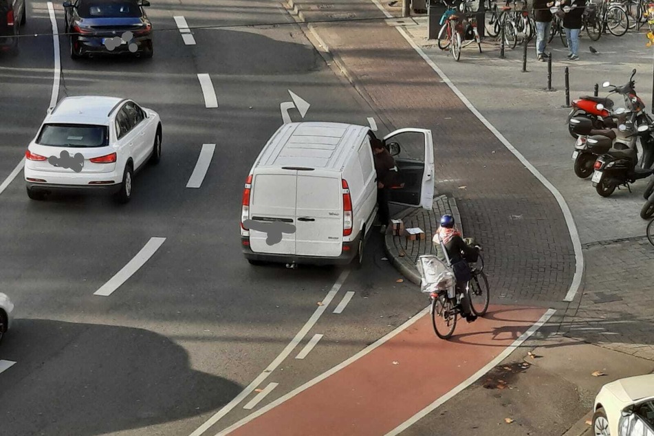 Erst nach einigen Aufforderungen parkte der Paketbote sein Auto um und räumte den Radweg.
