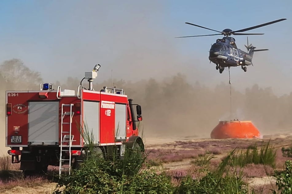 Der Waldbrand bei Jüterbog hat die Feuerwehr seit Donnerstag beschäftigt und auch den Einsatz eines Löschhubschraubers erfordert.