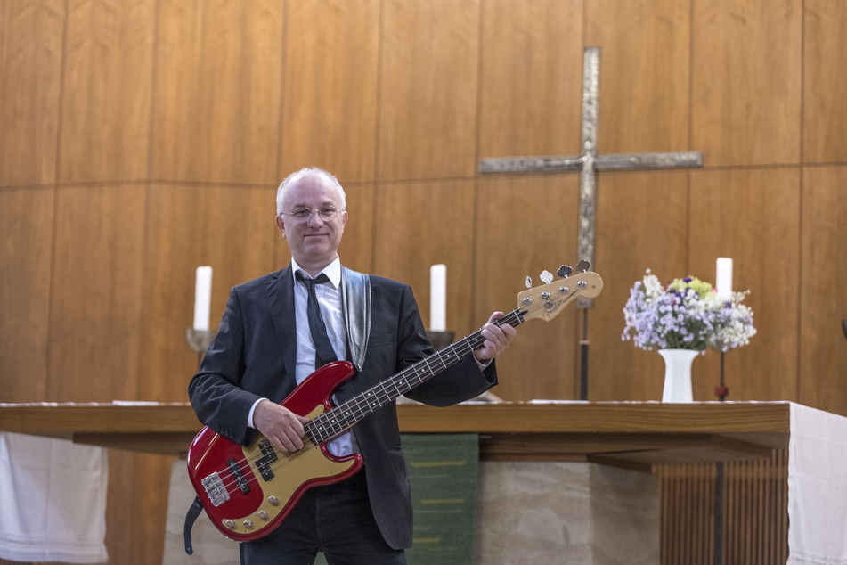 Zupft den Elektro-Bass: Hans Rummel (56), Gemeindepfarrer an der Lukaskirche in Dresden.