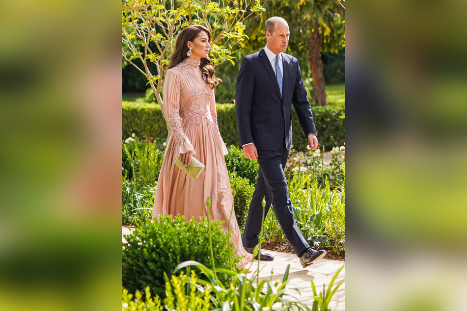 Prinzessin Kate und ihr Mann William schlendern durch den Garten des Zahran-Palastes.