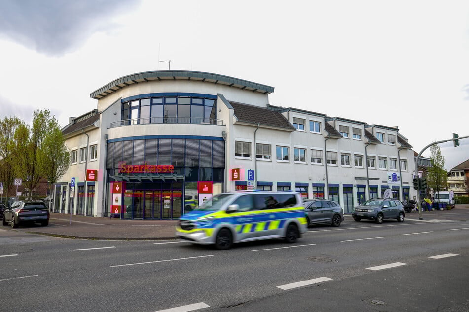 Polizei und Spezialeinheiten rückten am Donnerstag (9. April) zur Sparkassenfiliale in Rommerskirchen an, nachdem ein Mann dort mit einer vermeintlichen Waffe für einen Großeinsatz gesorgt hatte. (Archivbild)