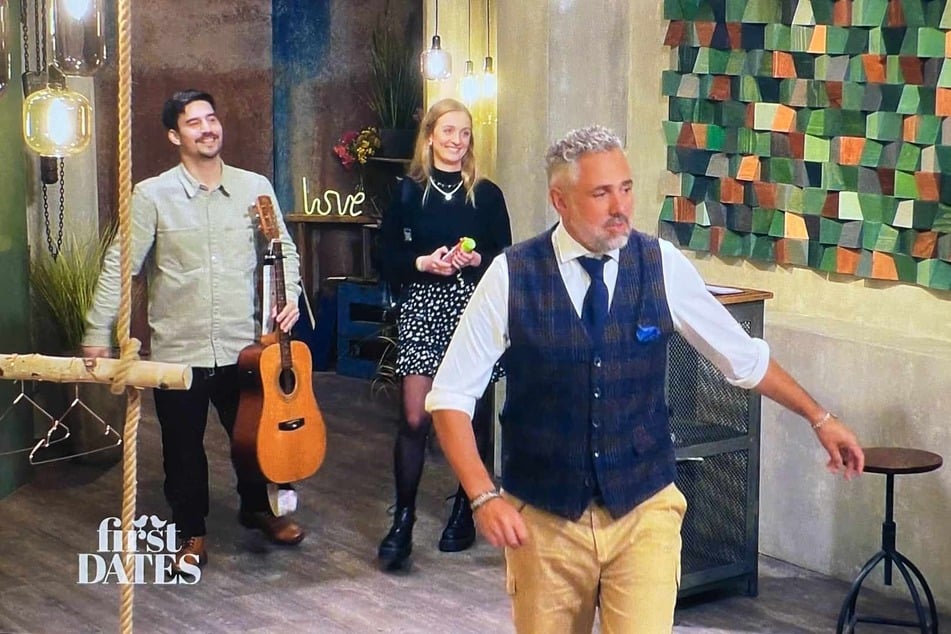 Gitarre trifft Gewürzketchup: Dieses außergewöhnliche Zusammentreffen sorgt bei Roland Trettl (55) für einen amüsierten Kommentar.