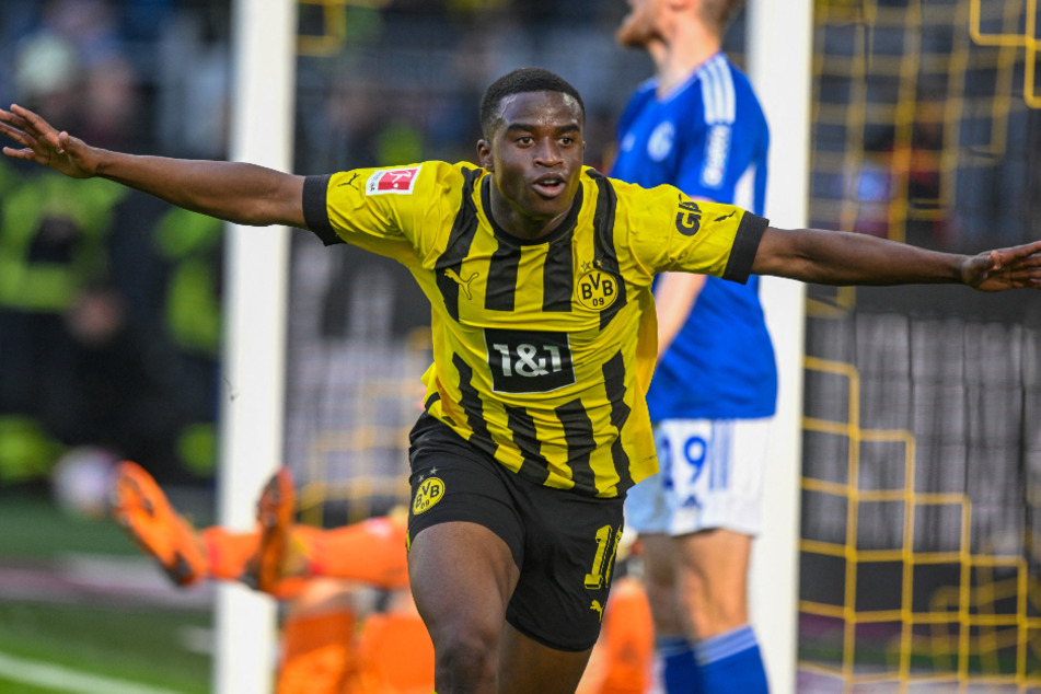 Youssoufa Moukoko bejubelt sein goldenes Tor zum 1:0 für Borussia Dortmund.