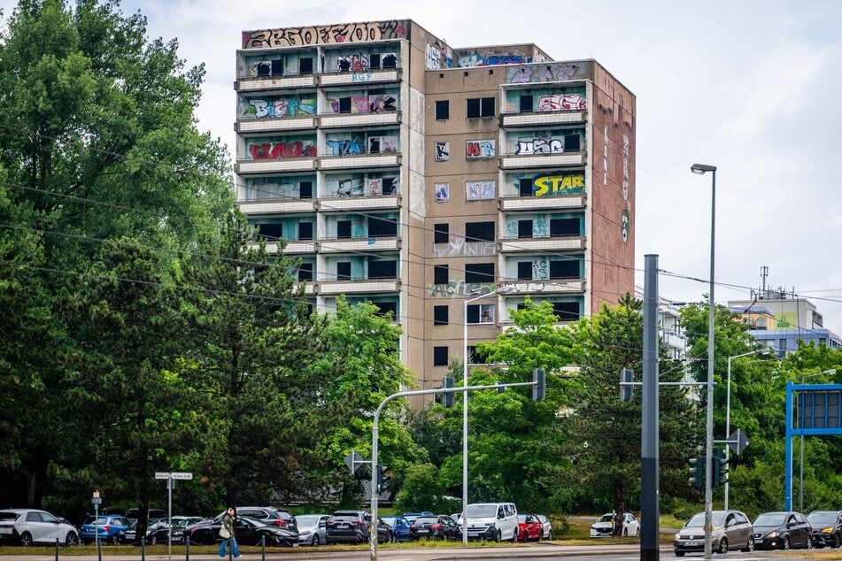 Eine Baugenehmigung liegt vor - doch im Punkthochhaus an der Zwickauer Straße regt sich weiterhin nichts.