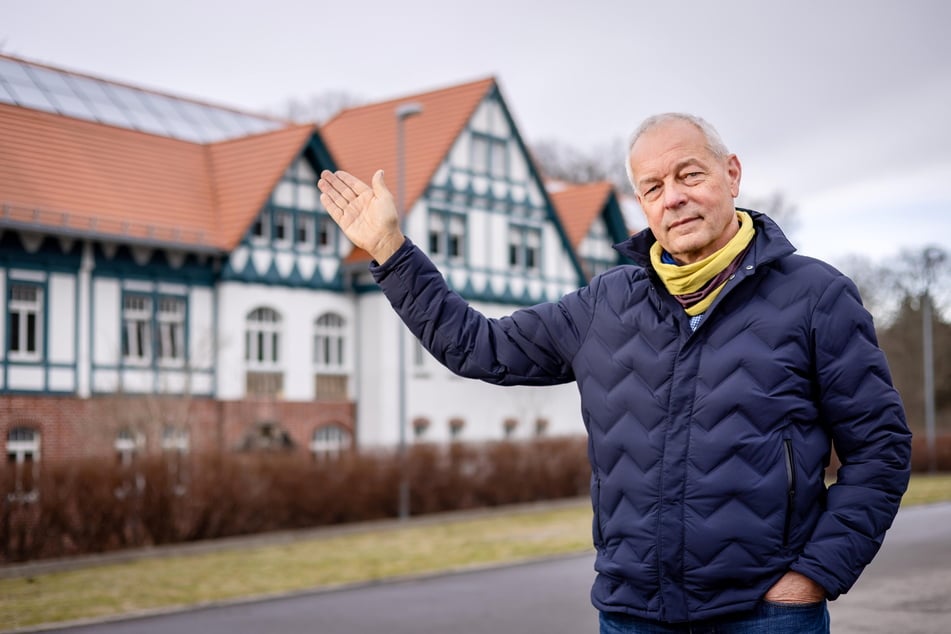 "FASA AG"-Vorstand Ullrich Hintzen (70) steht vor dem Solarkindergarten.