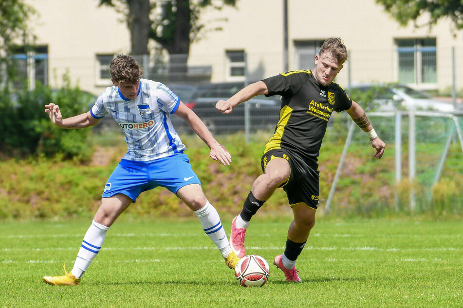 Justin Weber (Hertha BSC II, l.) und Tugay Uzan (VSG Altglienicke) im Zweikampf. Kurz nach dem Abpfiff dieses Testspiels stürmten Vermummte das Spielfeld.