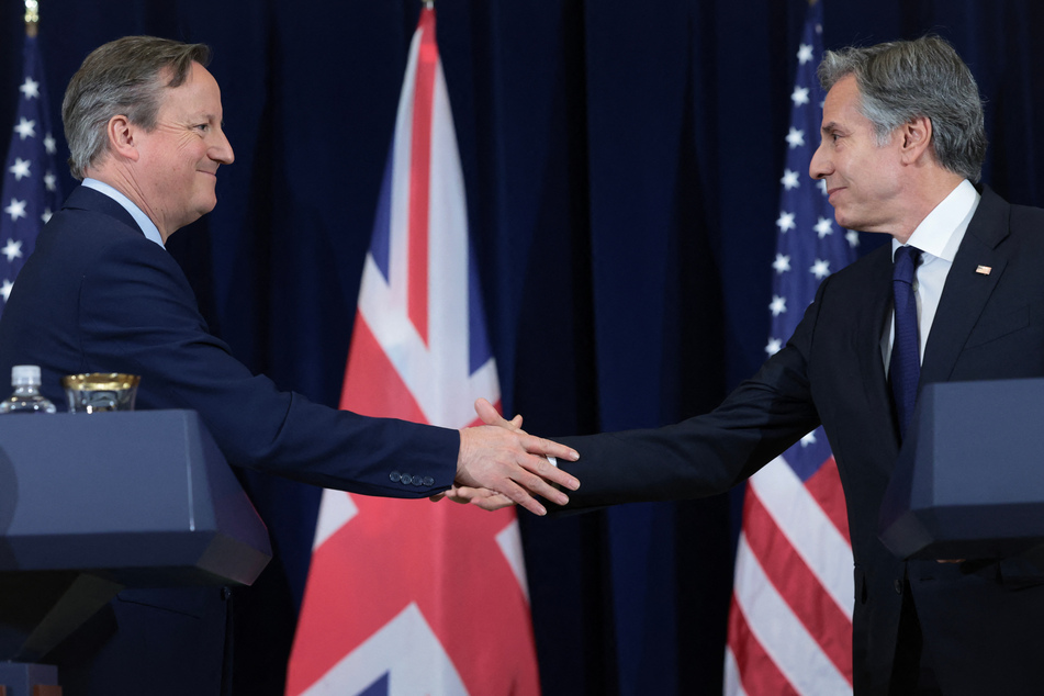 David Cameron (l.) pushed for US aid to Ukraine in a meeting with Secretary of State Antony Blinken on Tuesday.