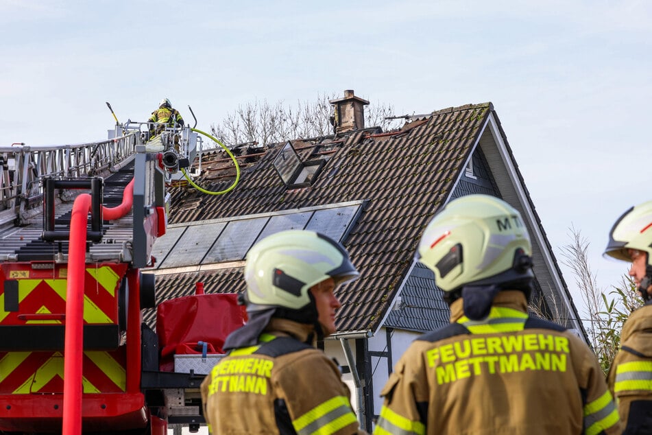 Intensives Feuer am Dachstuhl: Haus zerstört, Straße mehrere Stunden gesperrt