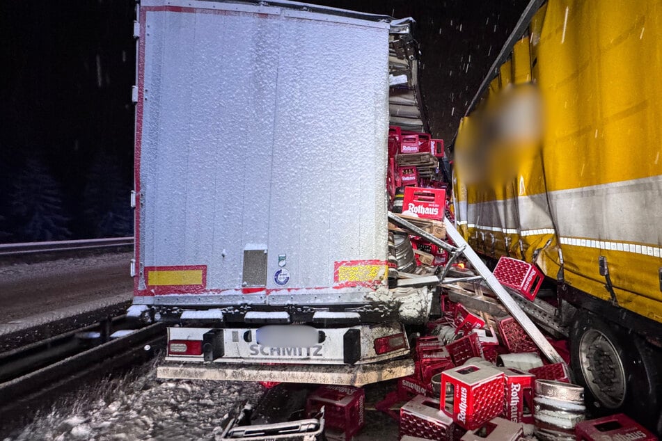 Unfall A72: Winter-Chaos und verstreute Ladung: Zwei Lkw krachen auf glatter A72 heftig zusammen