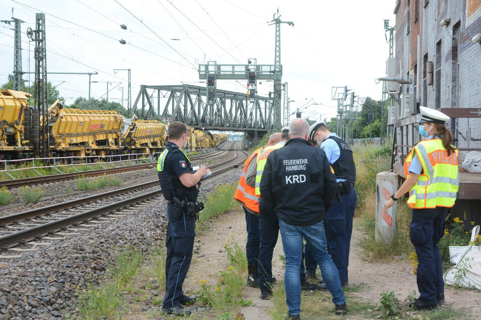 Polizei und Feuerwehr stehen an den Gleisen. In Veddel wurde eine Fliegerbombe gefunden.