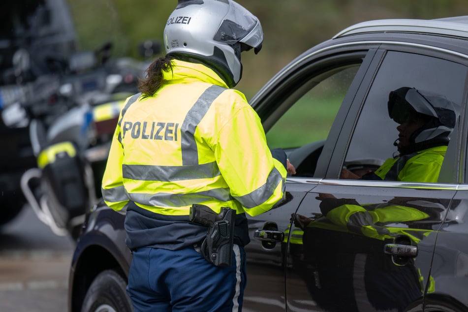 Die Beamten hielten den Mercedes am Mittwoch an. Im Kofferraum wurden sie fündig. (Symbolbild)