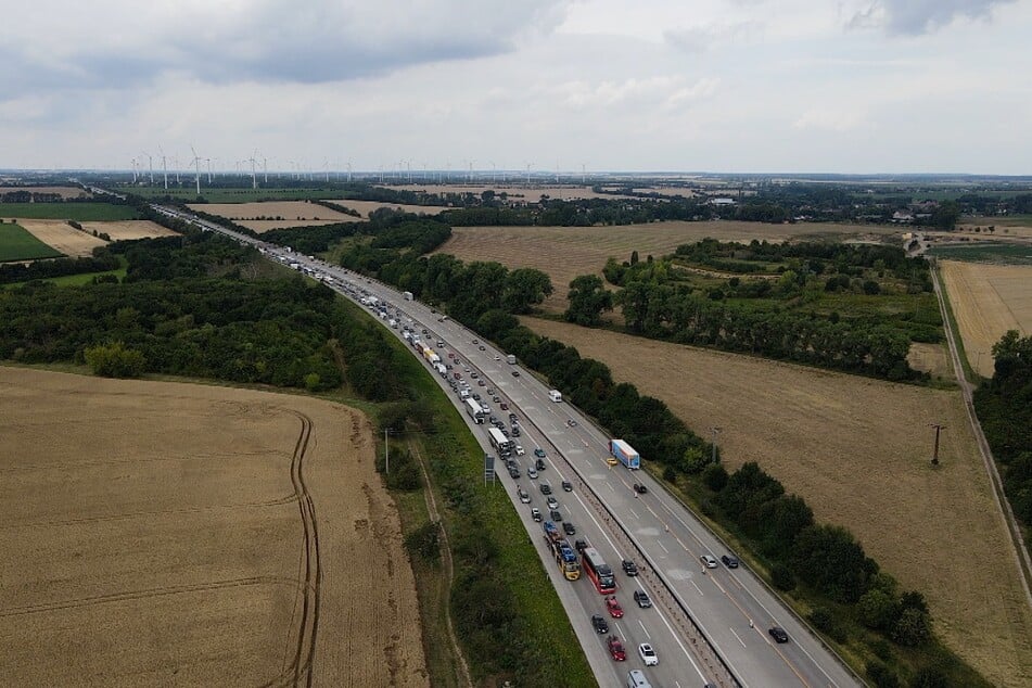Der Verkehr auf der A2 staute sich stundenlang.