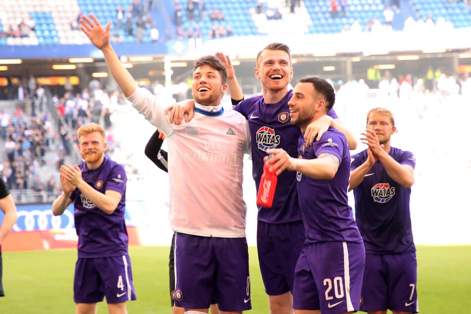 Tom Baumgart, Steve Breitkreuz und Calogero Rizzuto (v.l.) feierten das 1:1 beim HSV seinerzeit wie einen Sieg.