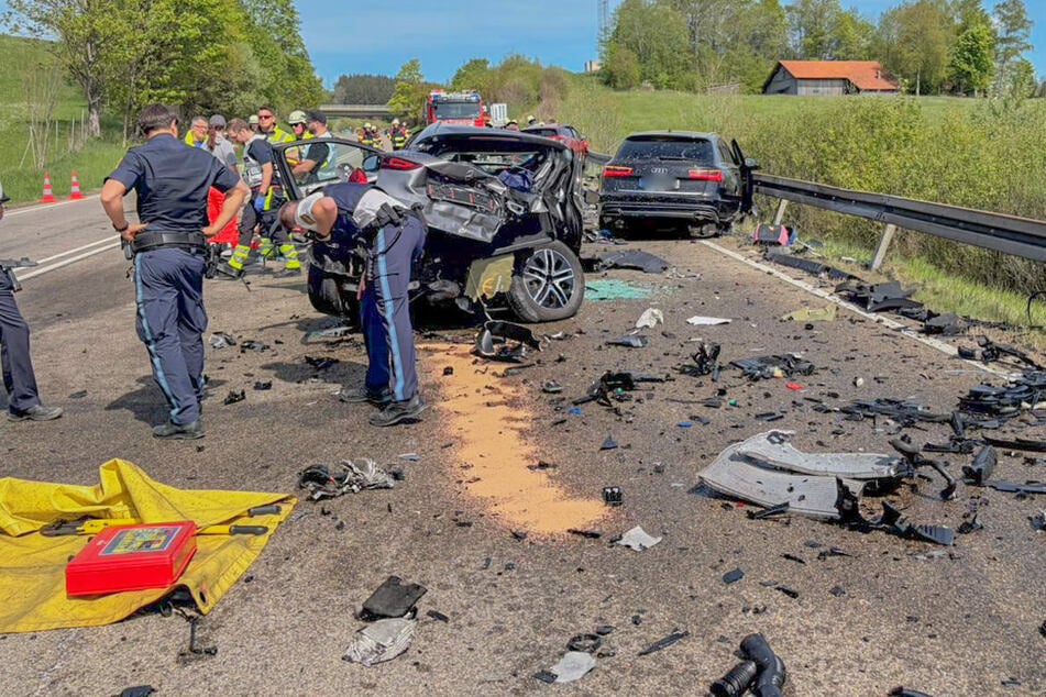 Bei einem Unfall in Schwaben ist ein 38 Jahre alter Autofahrer ums Leben gekommen. Nach bisherigen Erkenntnissen geriet eine 48-jährige Fahrerin aus noch ungeklärter Ursache in den Gegenverkehr.