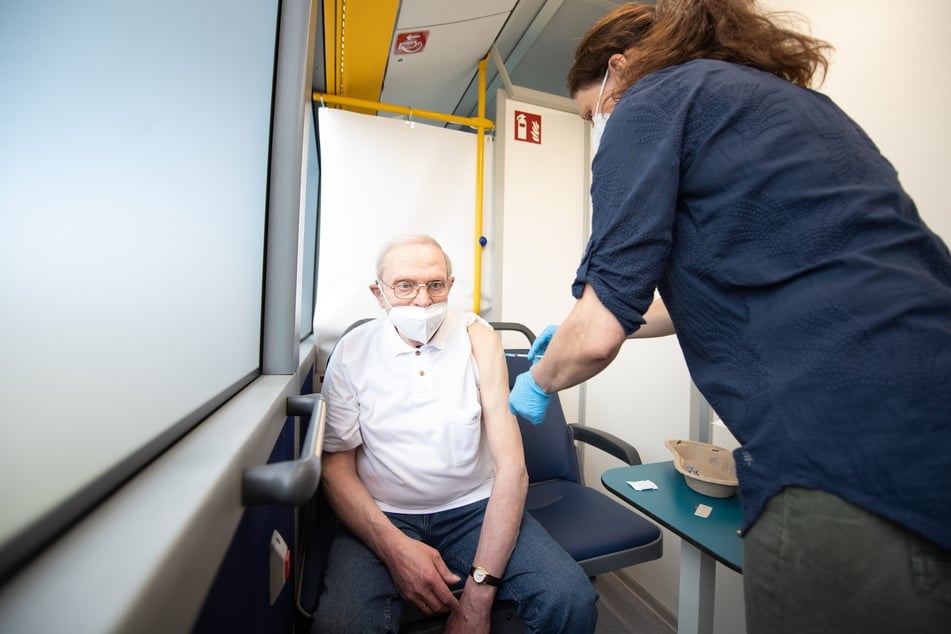 Impfung auf Rädern: Manfred Peters wird in einem Impfbus des DRK Sachsen von Krankenschwester Cornelia Perßen gepikst.