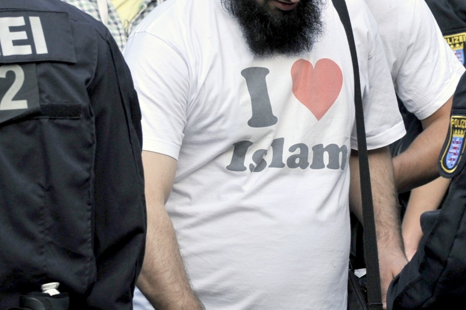 Ein Mann trägt ein T-Shirt mit der Aufschrift "I love Islam" bei einer Islamisten-Demo. (Archivbild)
