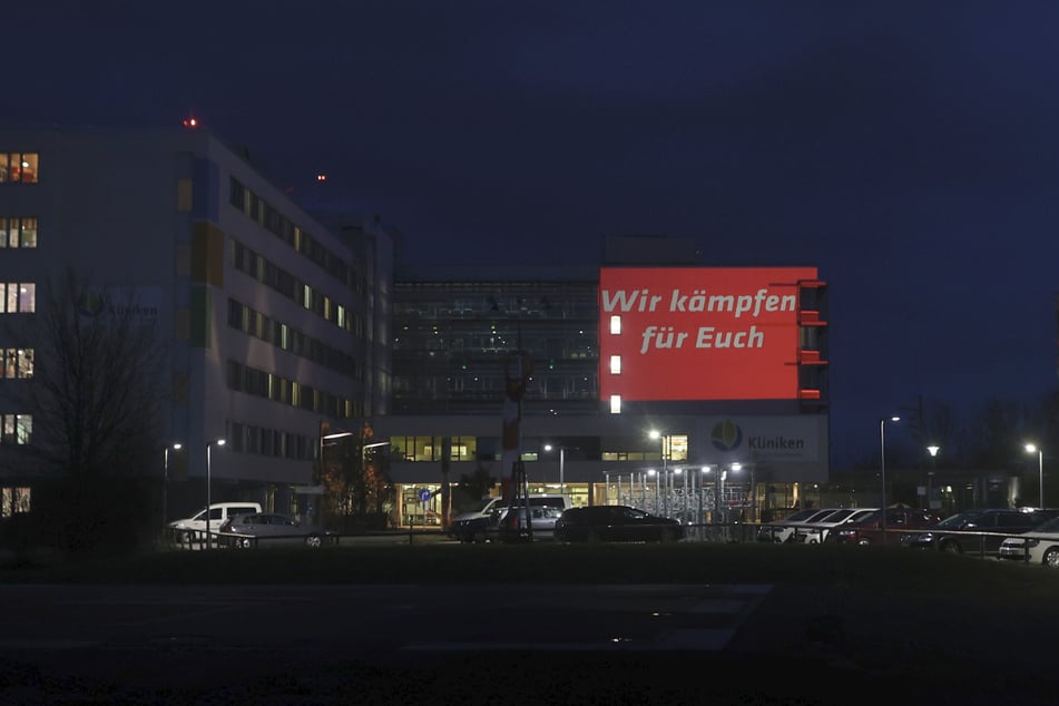 "Wir kämpfen für Euch" ist an der Fassade der Kliniken Ostallgäu-Kaufbeuren zu lesen. Laut Gericht ist das Gesundheitssystem teilweise bereits überlastet.