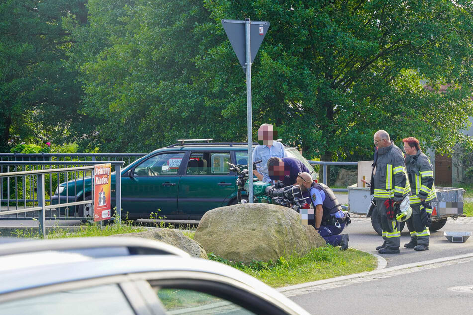 Auf der Königsbrücker Straße in Reichenau ist eine Simson und ein VW Passat zusammengeknallt. Ein 19-Jähriger hat schwere Verletzungen erlitten.