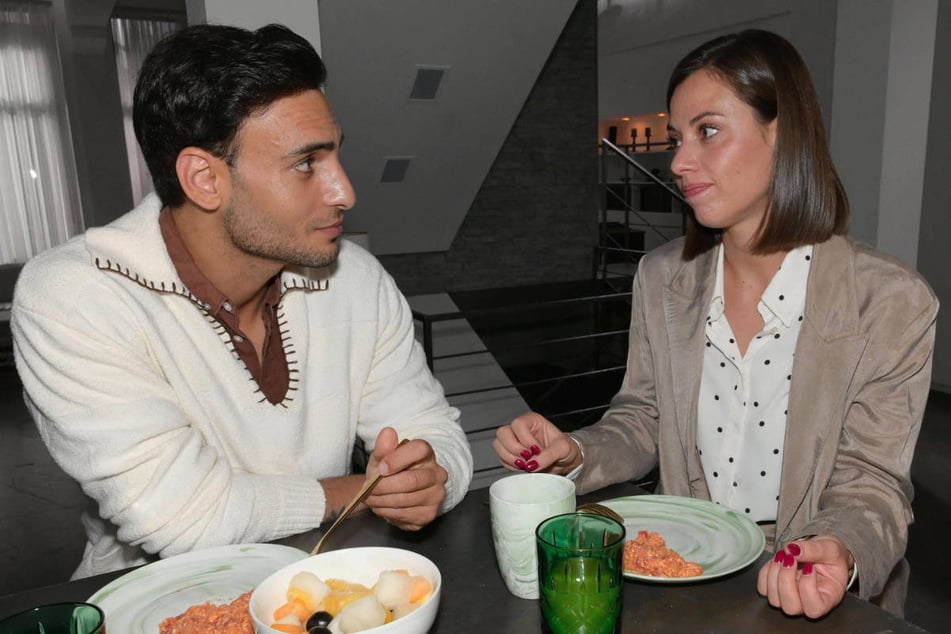 Nihat gesteht Matilda seine Gefühle.