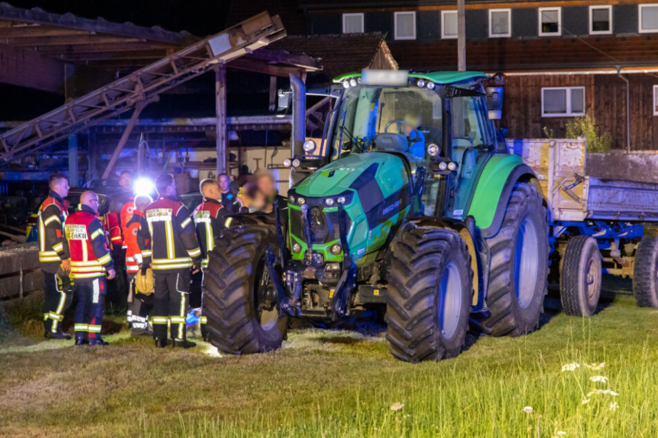 Die Rettungskräfte suchten in der Nacht auch rings um den Traktor, fanden das Kind aber zunächst nicht.