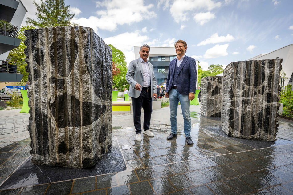 Ringo Lottig (56, l.) von der Siedlungsgemeinschaft und Baubürgermeister Michael Stötzer (49, Grüne) freuen sich über die Anlage.