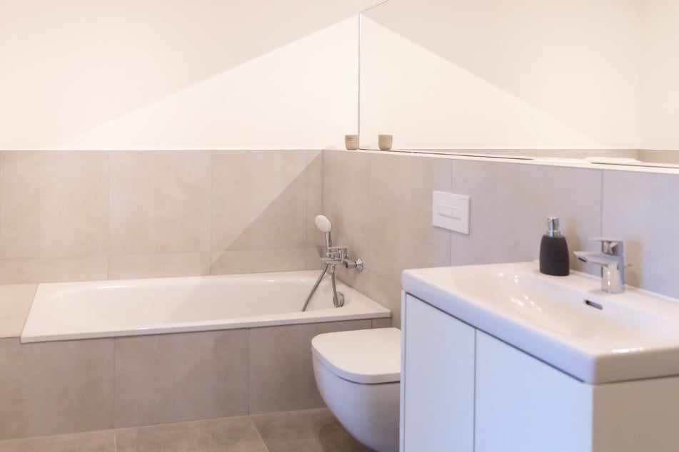 Eine Badewanne lädt zum Entspannen ein.