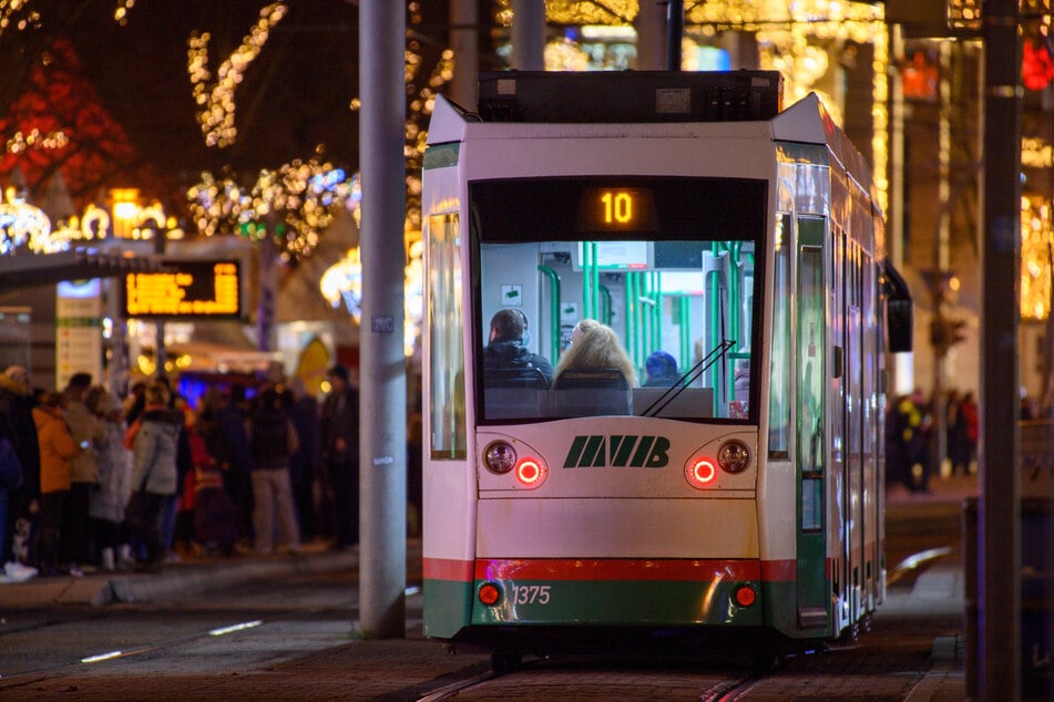 In einer Straßenbahn in Magdeburg kam es zwischen drei Männern zu Streitigkeiten. (Symbolbild)