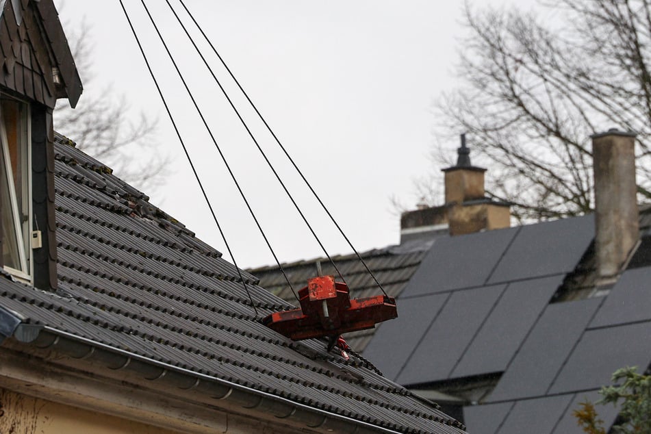 Der Haken des Krans landete auf dem Dach eines anderen Nachbarhauses.