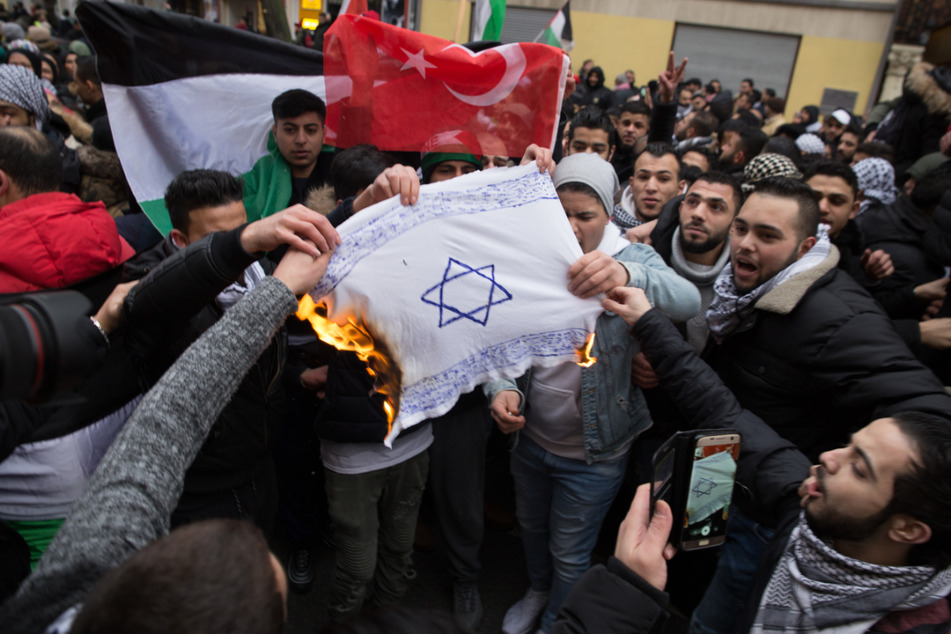 Dezember 2017: Demo-Teilnehmer in Berlin-Neukölln verbrennen eine selbstgebastelte Israel-Fahne.