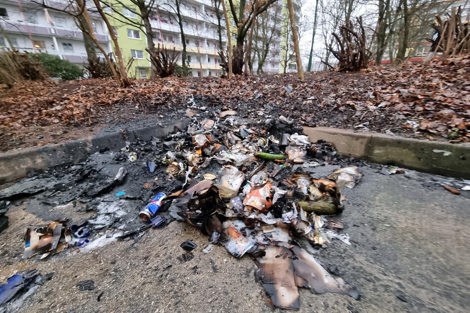 Von dem Behälter ist kaum etwas übrig: In Chemnitz-Kappel brannte in der Nacht eine Mülltonne komplett ab.