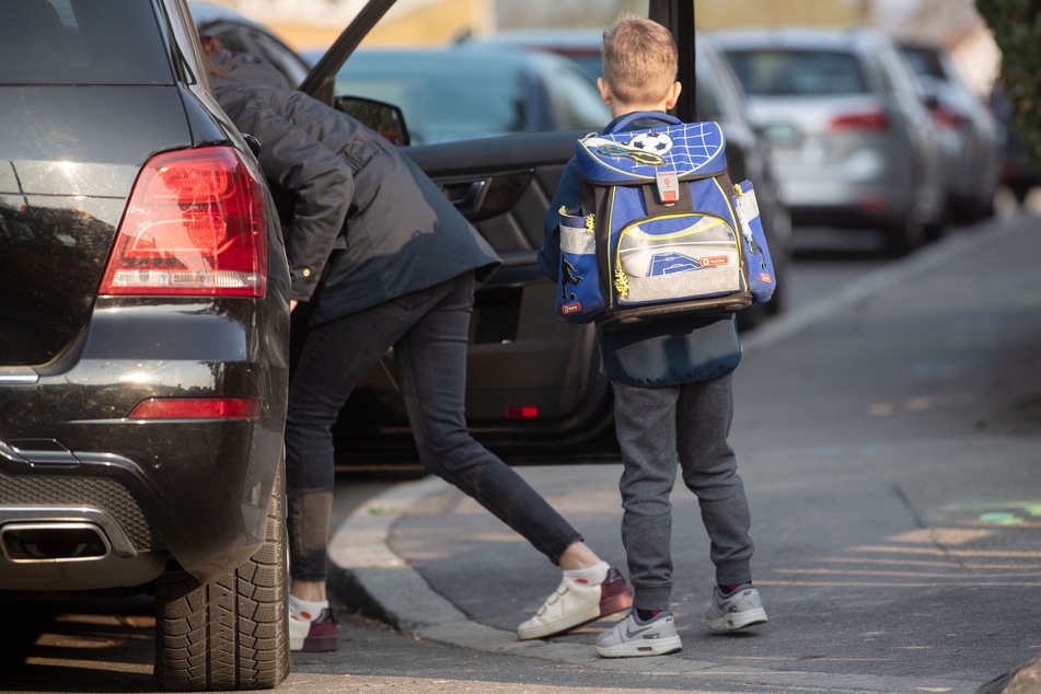 Vor fünf Dresdner Schulen könnte es bald testweise ein Halteverbot für "Elterntaxis" geben. (Archivbild)