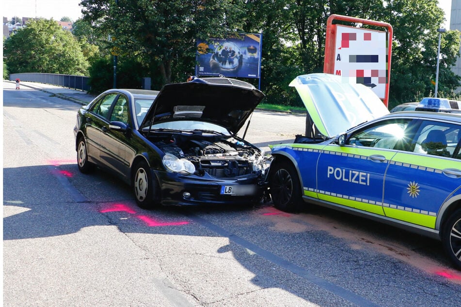 Mercedes donnert frontal in Polizeiwagen: Drei Verletzte
