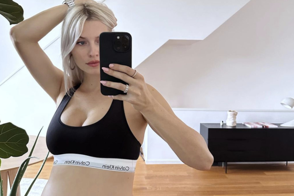 Lena Gercke (34) macht ein Selfie. Auf Instagram zeigt das Model ganz offen ihren Babybauch in einem Sport-BH.