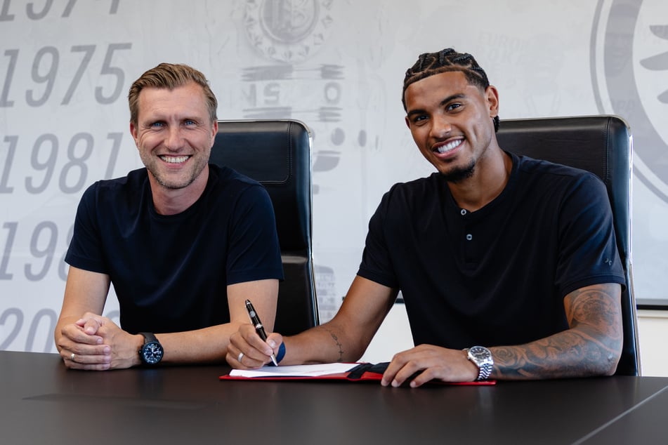 Otávio (20, r.) hat bei Eintracht Frankfurt einen langfristigen Vertrag bis 2031 unterschrieben.