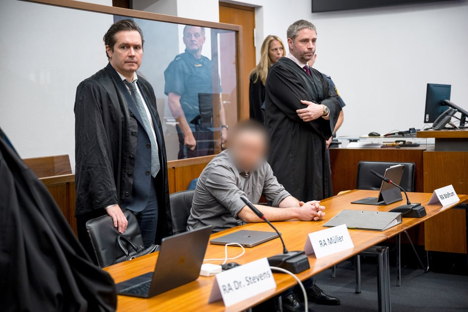 Der 30-jährige Ex-Soldat sitzt in Hof vor dem Landgericht.