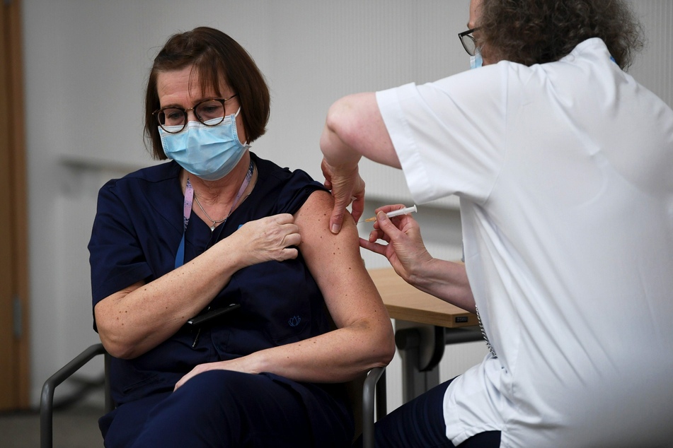 Helsinki: Die Krankenpflegerin Eija Koponen erhält in der Universitätsklinik Helsinki den Corona-Impfstoff von Biontech/Pfizer.