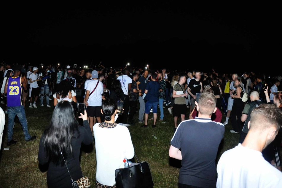 Die Festwiese im Hamburger Stadtpark war in der Nacht zu Sonntag wieder voll.