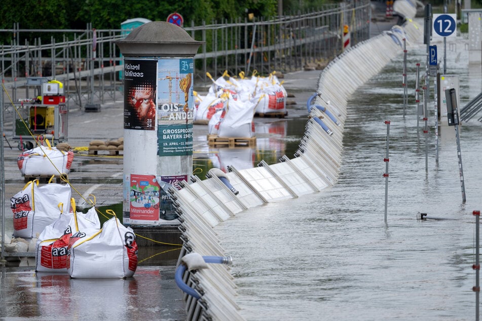 In Regensburg sinkt der Pegelstand der Donau nur langsam.