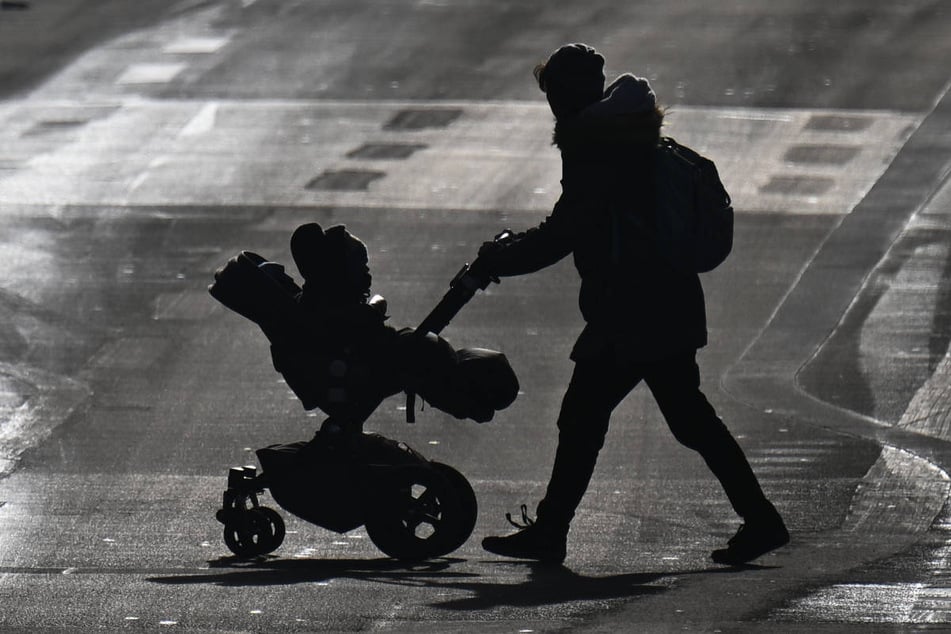 Die Mutter ist an einer Kreisstraße in Brandenburg mit ihrem Kinderwagen unterwegs gewesen. (Symbolfoto)