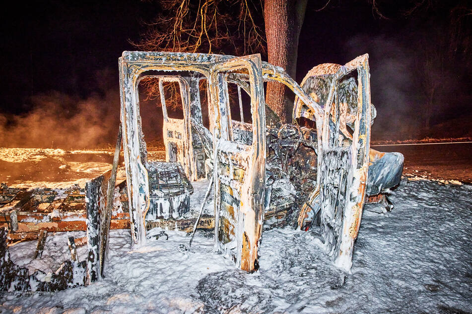 Die Feuerwehr löschte den Fahrzeugbrand mit Wasser und Schaum.