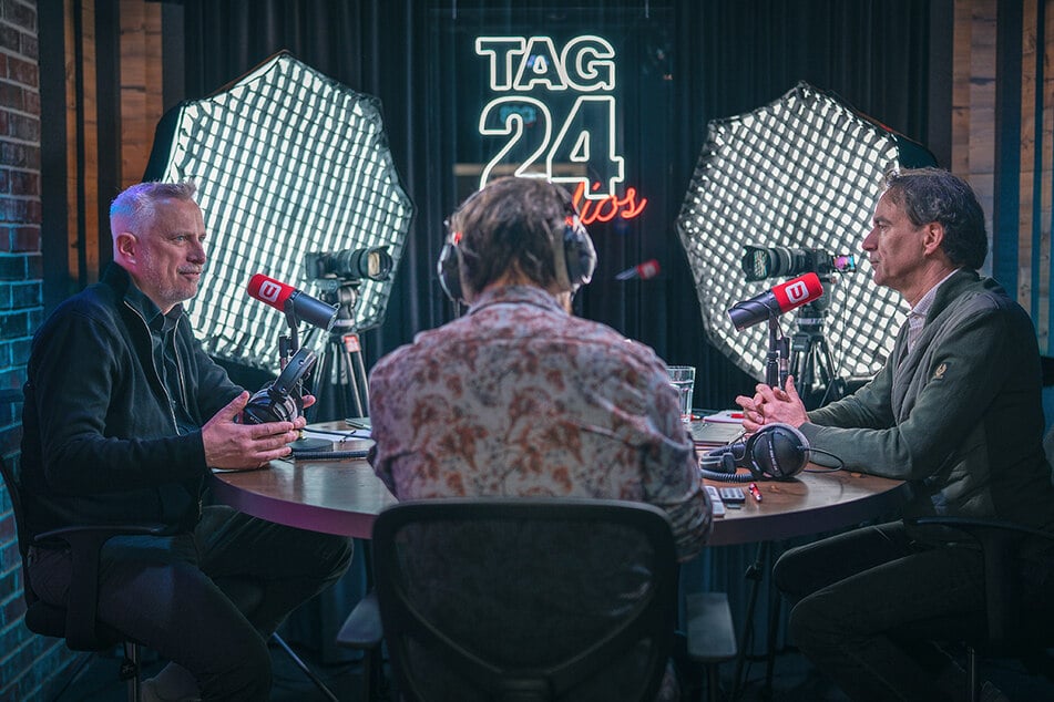 Peter Stawowy (li.) und Robert Kuhne diskutieren, wie viel Deutschland-Stolz heute noch erlaubt ist.