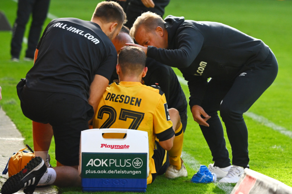 SGD-Coach Markus Anfang (r.) tröstet Niklas Hauptmann (am Boden). Der Mittelfeldspieler musste behandelt werden, konnte aber weiterspielen.