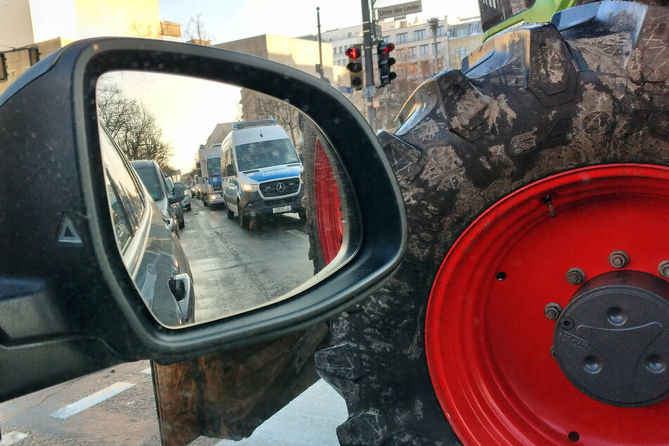 Traktoren, die von Polizeifahrzeugen eskortiert werden, fahren durch Berlin. (Archivbild)