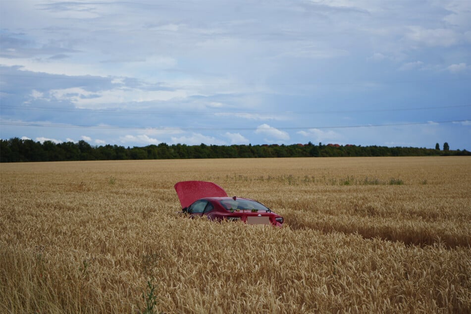 Laut Informationen von vor Ort soll das Auto erst nach circa 100 Metern im Feld zum Stehen gekommen sein.