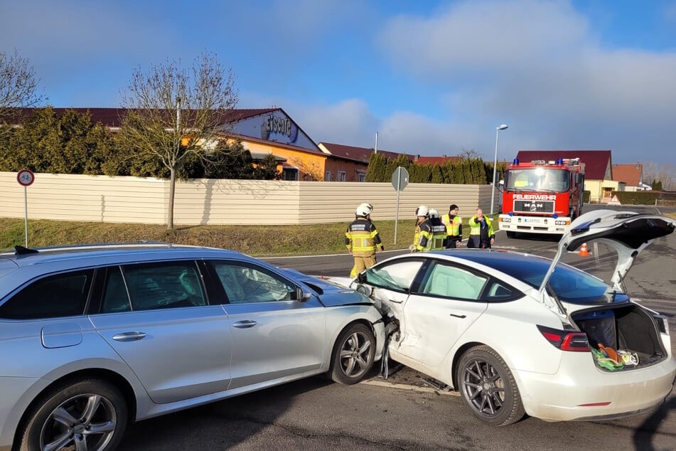 Ein Skoda krachte in die Fahrerseite eines Teslas.