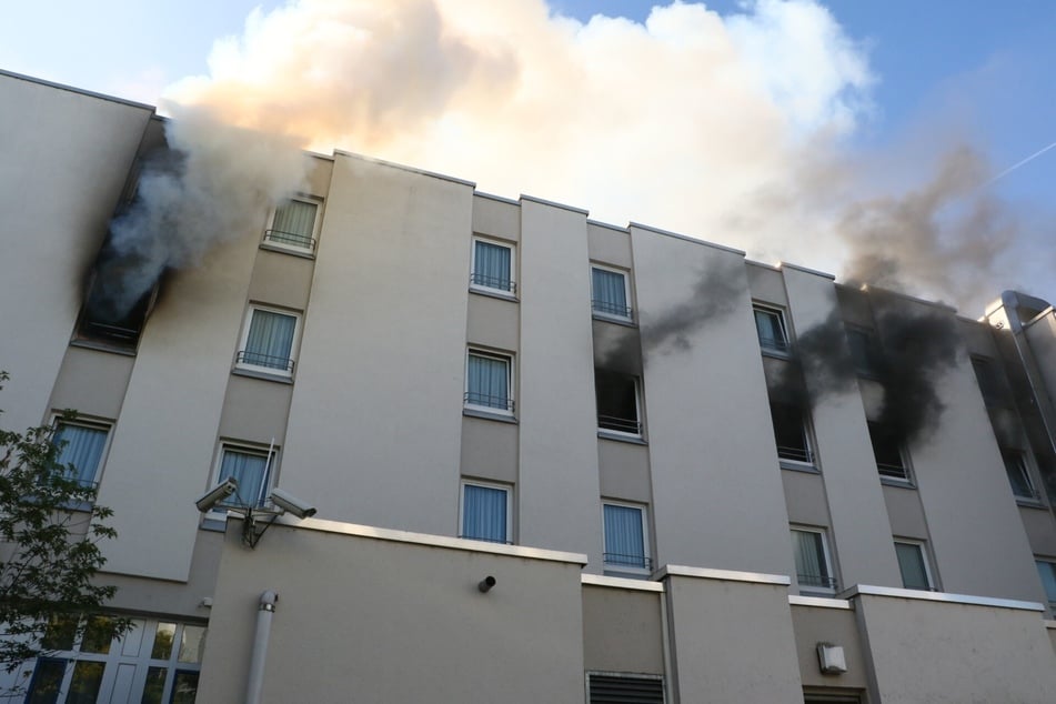 Aus gleich mehreren Fenstern eines Gerlinger Hotels stieg Rauch empor.