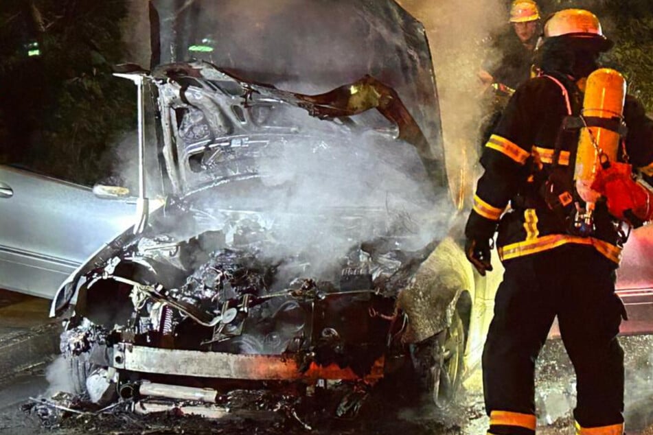Hamburg: Ganz in der Nähe eines Krankenhauses: Mercedes steht in Flammen