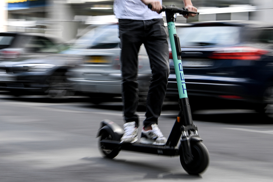 Am frühen Sonntagmorgen hat die Polizei einen betrunkenen Scooter-Fahrer (20) erwischt. Der Mann hatte 1,6 Promille intus. (Symbolbild)